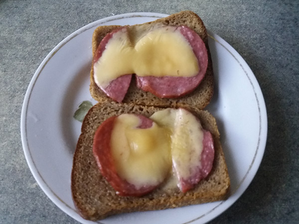 Горячие бутерброды с колбасой и сыром